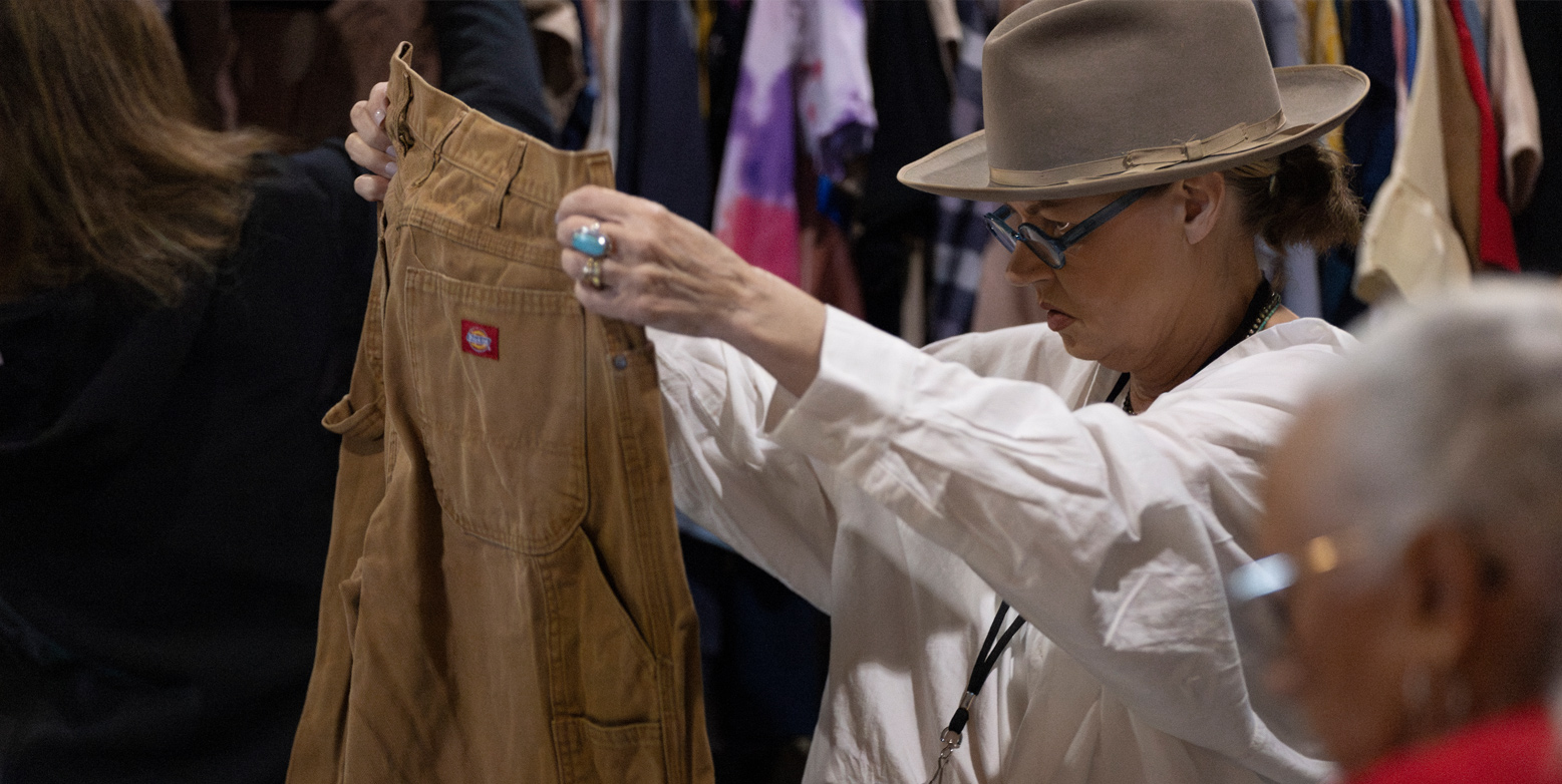 background_holdingpants